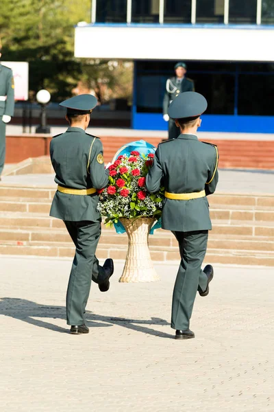 Petropavlovsk 7 Mayıs 2016: Resmi tatil. Defender'ı vatan günün Kazakistan'da 7 Mayıs kutladı. Asker ve askeri. Toplu kutlamalar insanlar.