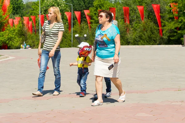 Shymkent, Kazakistan 9 Mayıs 2017: Ölümsüz alayı. Halk festivaller insan. Büyük Vatanseverlik Savaşı 1941-1945, Kızıl Ordu ve Sovyet halkının Zafer Bayramı.