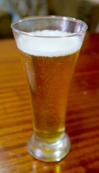 Ein Glas Bier Mit Tropfen — Stockfoto