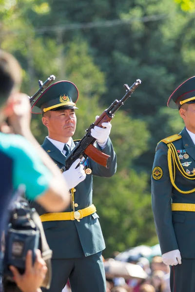 Shymkent, Kazakistan 9 Mayıs 2017: Ölümsüz alayı. Halk festivaller insan. Büyük Vatanseverlik Savaşı 1941-1945, Kızıl Ordu ve Sovyet halkının Zafer Bayramı.