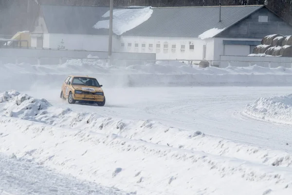 Petropavlovsk, Kazakistan - 6 Mart 2016: Fincan Urallar, Sibirya ve Kazakistan kış parça yarış. Yarış pisti Bishkul Kuzey Kazakistan 2016.