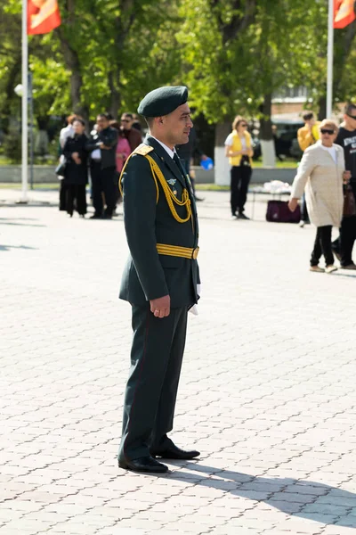 Petropavlovsk 7 Mayıs 2016: Resmi tatil. Defender'ı vatan günün Kazakistan'da 7 Mayıs kutladı. Asker ve askeri. Toplu kutlamalar insanlar.