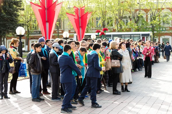 Petropavlovsk 7 Mayıs 2016: Resmi tatil. Defender'ı vatan günün Kazakistan'da 7 Mayıs kutladı. Asker ve askeri. Toplu kutlamalar insanlar.