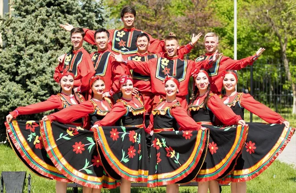 Shymkent, Kazakistan - 1 Mayıs 2017: Şarkıcı ve ulusal kostümleri dansçılar. 1 Mayıs Kazakistan halkının birlik gün işaretler