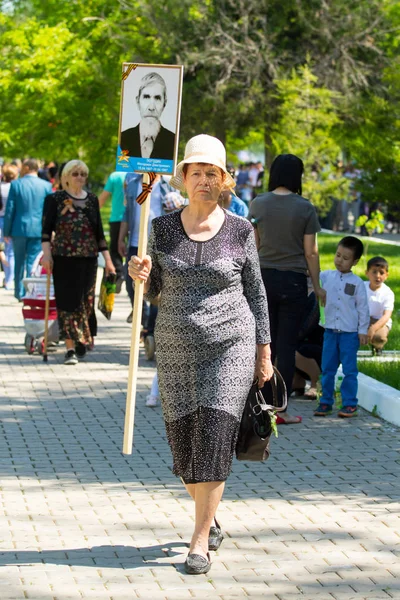 Shymkent, Kazakistan 9 Mayıs 2017: Ölümsüz alayı. Halk festivaller insan. Büyük Vatanseverlik Savaşı 1941-1945, Kızıl Ordu ve Sovyet halkının Zafer Bayramı.