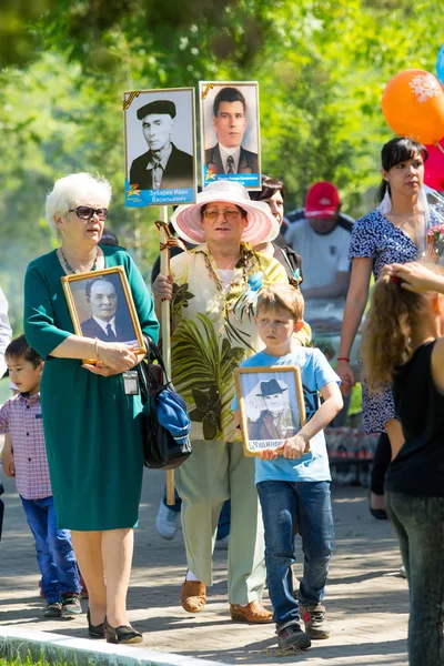 Shymkent, Kazakistan 9 Mayıs 2017: Ölümsüz alayı. Halk festivaller insan. Büyük Vatanseverlik Savaşı 1941-1945, Kızıl Ordu ve Sovyet halkının Zafer Bayramı.