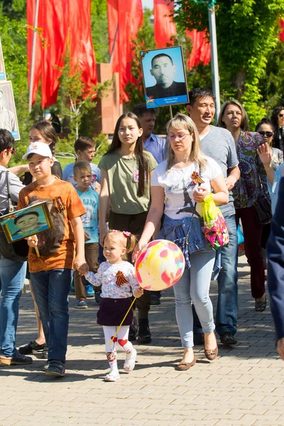 Shymkent, Kazakistan 9 Mayıs 2017: Ölümsüz alayı. Halk festivaller insan. Büyük Vatanseverlik Savaşı 1941-1945, Kızıl Ordu ve Sovyet halkının Zafer Bayramı.
