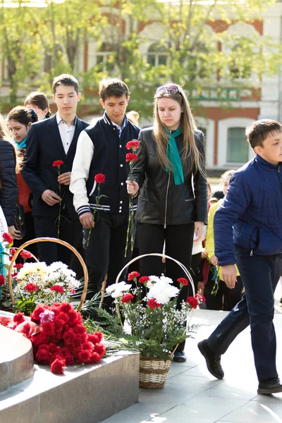 Petropavlovsk 7 Mayıs 2016: Resmi tatil. Defender'ı vatan günün Kazakistan'da 7 Mayıs kutladı. Asker ve askeri. Toplu kutlamalar insanlar.