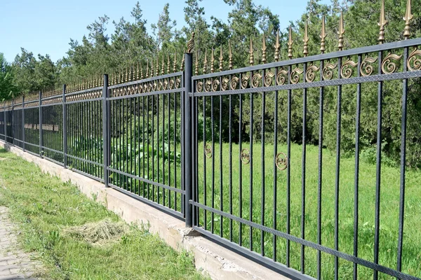 Parktaki metal çitler.