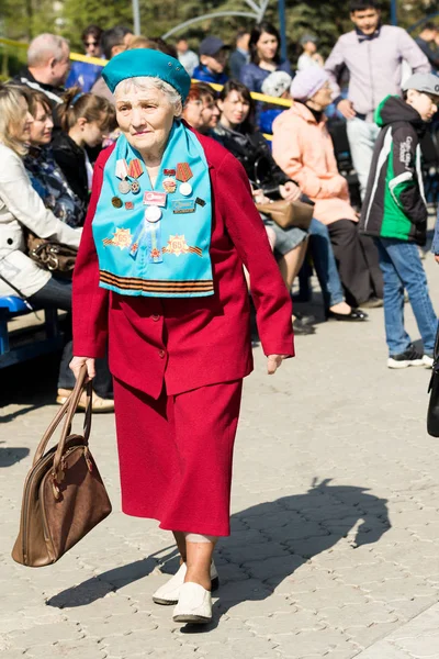 Petropavlovsk 7 Mayıs 2016: Resmi tatil. Defender'ı vatan günün Kazakistan'da 7 Mayıs kutladı. Asker ve askeri. Toplu kutlamalar insanlar.