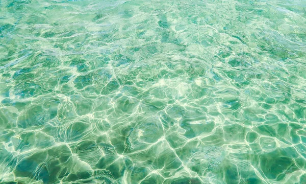 Su havuzu arka planda