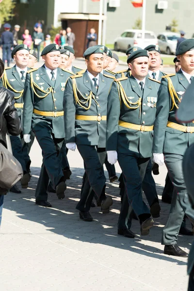 Petropavlovsk 7 Mayıs 2016: Resmi tatil. Defender'ı vatan günün Kazakistan'da 7 Mayıs kutladı. Asker ve askeri. Toplu kutlamalar insanlar.