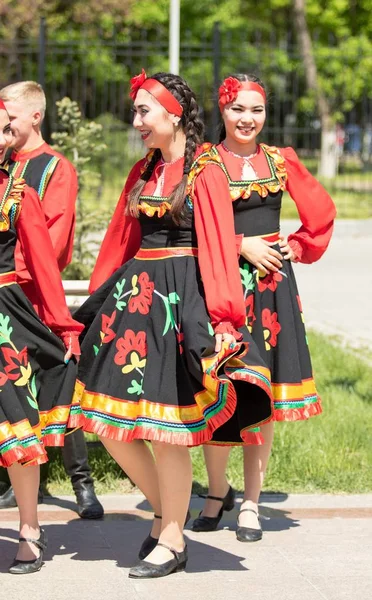 Shymkent, Kazakistan - 1 Mayıs 2017: Şarkıcı ve ulusal kostümleri dansçılar. 1 Mayıs Kazakistan halkının birlik gün işaretler