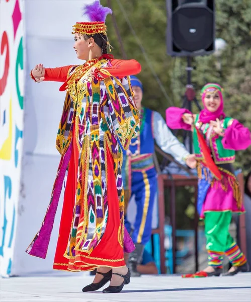 Shymkent, Kazakistan - 1 Mayıs 2017: Kazakistan halklarının Ulusal kostümleri dansçılar. 1 Mayıs Kazakistan halkının birlik gün işaretler