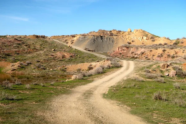 yeşil bozkır tepelerinin doğal görünümü