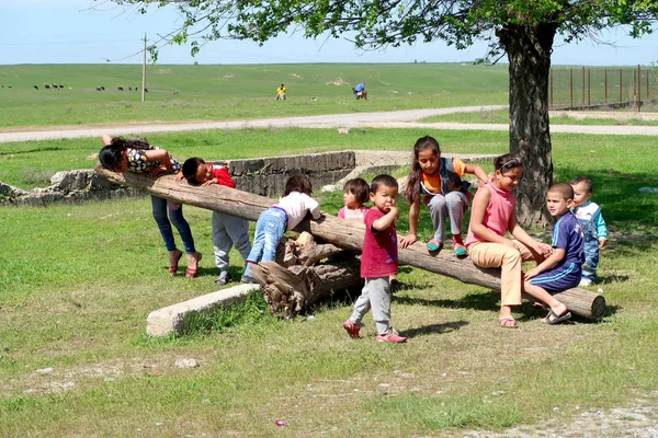 Kazakhstan Shymkent Avril 2017 Balançoire Les Petits Enfants Jouent Dans — Photo