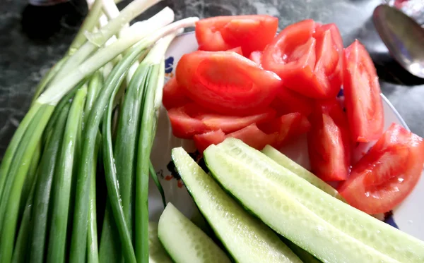 Aliments Dans Une Assiette Oignon Concombres Tomates — Photo