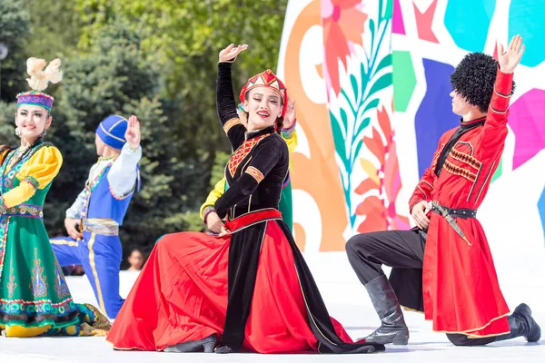 Shymkent, Kazakistan - 1 Mayıs 2017: Kazakistan halklarının Ulusal kostümleri dansçılar. 1 Mayıs Kazakistan halkının birlik gün işaretler
