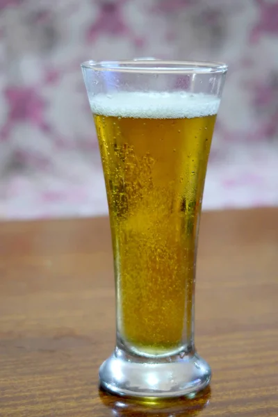 Ein Glas Bier Mit Tropfen — Stockfoto