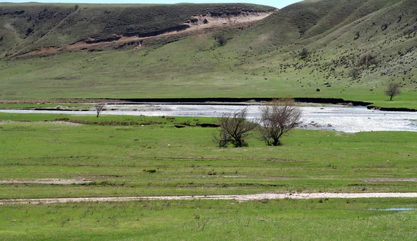 Nehir dağlarda, erken bahar