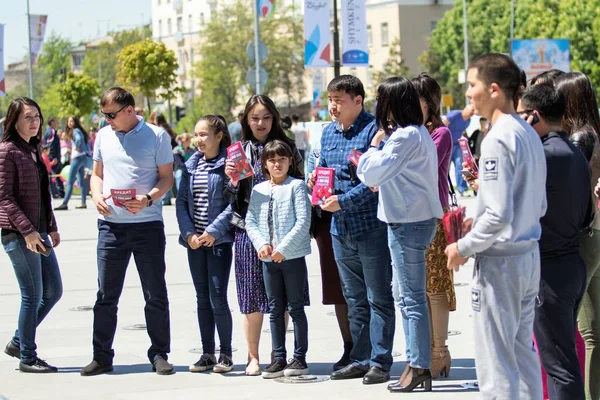 Shymkent Καζακστάν Μαΐου 2017 Άνθρωποι Γιορτάζουν Την Αργία Μαζικές Εκδηλώσεις — Φωτογραφία Αρχείου