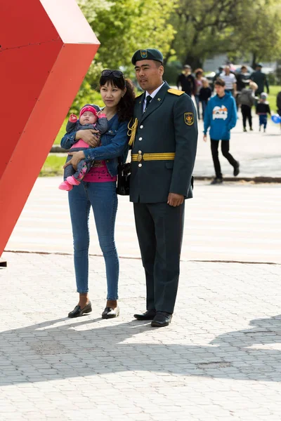 Petropavlovsk 7 Mayıs 2016: Resmi tatil. Defender'ı vatan günün Kazakistan'da 7 Mayıs kutladı. Asker ve askeri. Toplu kutlamalar insanlar.