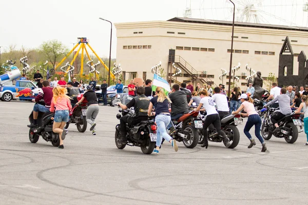 Shymkent, Kazakistan - 15 Şubat 2017: Motosiklet motorcu sezon açılış 15 Mart 2017 yılında Çimkent