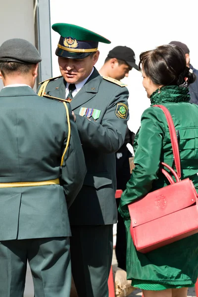 Petropavlovsk 7 Mayıs 2016: Resmi tatil. Defender'ı vatan günün Kazakistan'da 7 Mayıs kutladı. Asker ve askeri. Toplu kutlamalar insanlar.