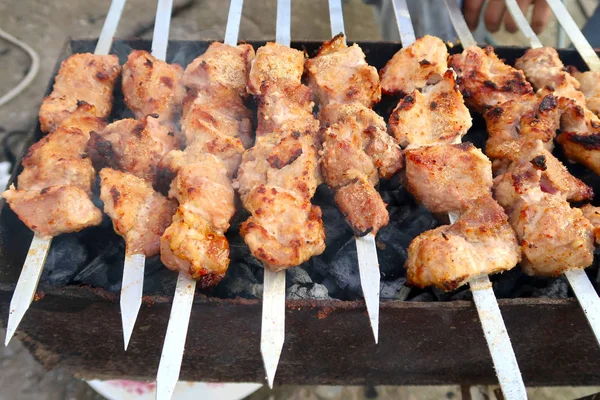 Carne Sugli Spiedini Gli Spiedini Sono Cotti Sul Carbone — Foto Stock