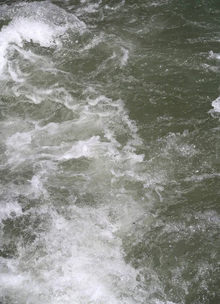 Nehir dağlarda, erken bahar