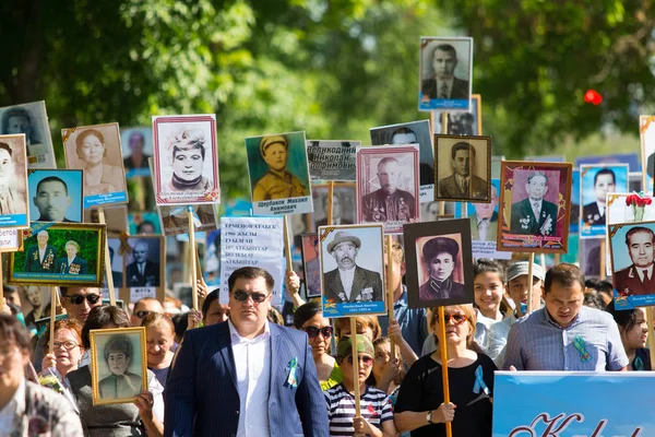 Shymkent, Kazakistan 9 Mayıs 2017: Ölümsüz alayı. Halk festivaller insan. Büyük Vatanseverlik Savaşı 1941-1945, Kızıl Ordu ve Sovyet halkının Zafer Bayramı.