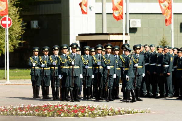 Petropavlovsk 7 Mayıs 2016: Resmi tatil. Defender'ı vatan günün Kazakistan'da 7 Mayıs kutladı. Asker ve askeri. Toplu kutlamalar insanlar.