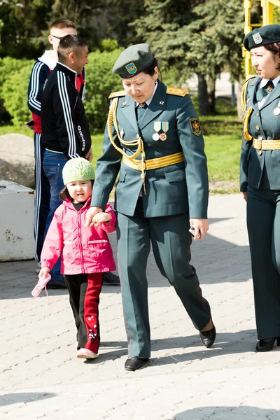 Petropavlovsk 7 Mayıs 2016: Resmi tatil. Defender'ı vatan günün Kazakistan'da 7 Mayıs kutladı. Asker ve askeri. Toplu kutlamalar insanlar.