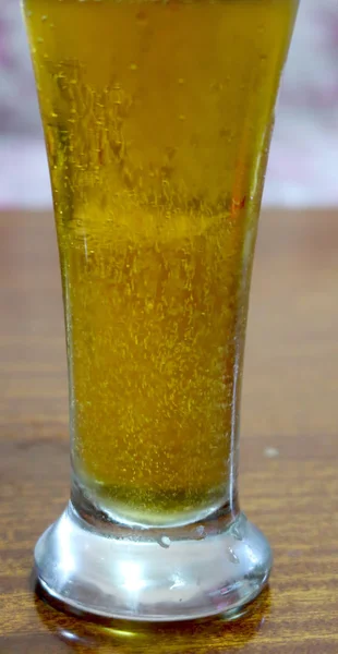 Ein Glas Bier Mit Tropfen — Stockfoto