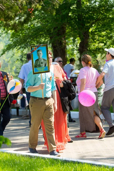 Shymkent, Kazakistan 9 Mayıs 2017: Ölümsüz alayı. Halk festivaller insan. Büyük Vatanseverlik Savaşı 1941-1945, Kızıl Ordu ve Sovyet halkının Zafer Bayramı.