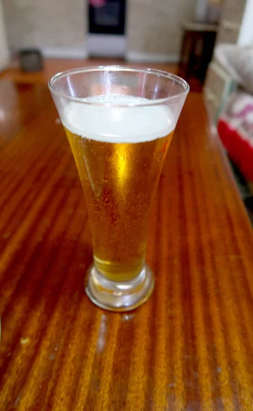 Een Glas Bier Met Druppels — Stockfoto