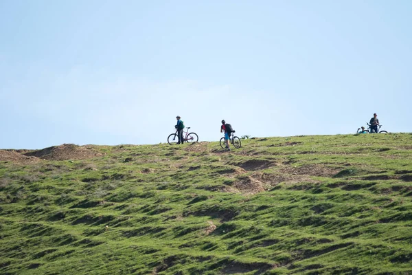 Kazakistan, Çimkent - 23 Nisan 2017. Bozkır yeşil çim bisikletçiler binmek.