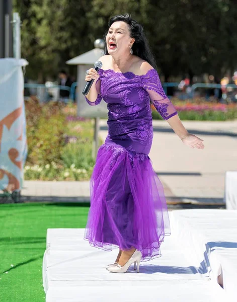 Shymkent, Kazakistan - 1 Mayıs 2017: Kazakistan şarkıları söyleyerek. 1 Mayıs Kazakistan halkının birlik gün işaretler