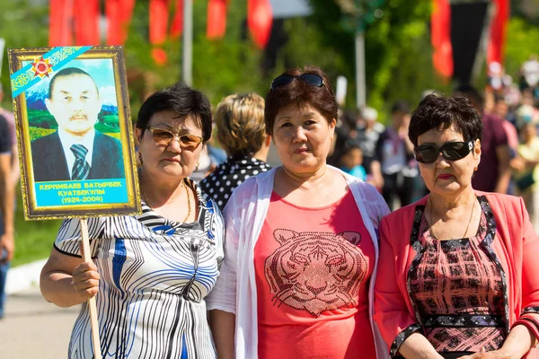 Shymkent, Kazakistan 9 Mayıs 2017: Ölümsüz alayı. Halk festivaller insan. Büyük Vatanseverlik Savaşı 1941-1945, Kızıl Ordu ve Sovyet halkının Zafer Bayramı.