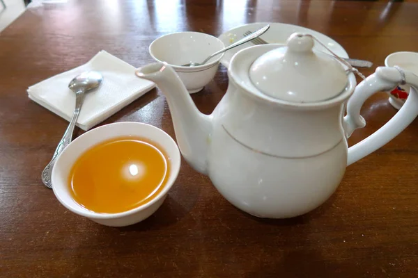 Wasserkocher Mit Tee Und Schüssel — Stockfoto