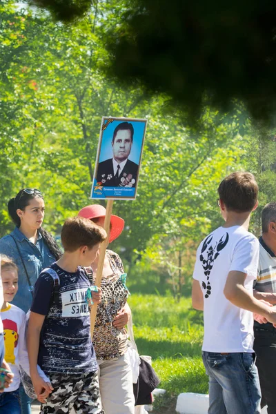 Shymkent, Kazakistan 9 Mayıs 2017: Ölümsüz alayı. Halk festivaller insan. Büyük Vatanseverlik Savaşı 1941-1945, Kızıl Ordu ve Sovyet halkının Zafer Bayramı.