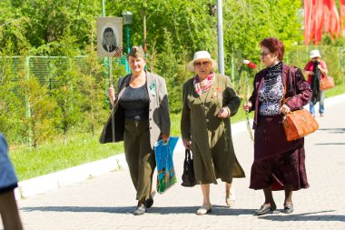 Shymkent, Kazakistan 9 Mayıs 2017: Ölümsüz alayı. Halk festivaller insan. Büyük Vatanseverlik Savaşı 1941-1945, Kızıl Ordu ve Sovyet halkının Zafer Bayramı.