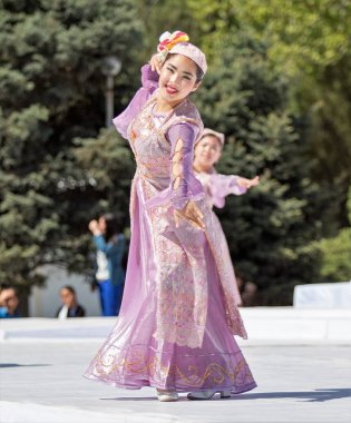 Shymkent, Kazakistan - 1 Mayıs 2017: Şarkıcı ve ulusal kostümleri dansçılar. 1 Mayıs Kazakistan halkının birlik gün işaretler