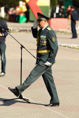 Petropavlovsk 7 Mayıs 2016: Resmi tatil. Defender'ı vatan günün Kazakistan'da 7 Mayıs kutladı. Asker ve askeri. Toplu kutlamalar insanlar.