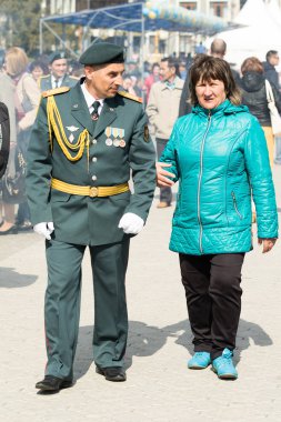 Petropavlovsk 7 Mayıs 2016: Resmi tatil. Defender'ı vatan günün Kazakistan'da 7 Mayıs kutladı. Asker ve askeri. Toplu kutlamalar insanlar.