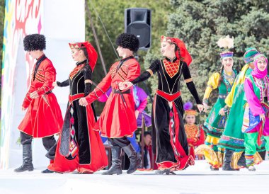 Shymkent, Kazakistan - 1 Mayıs 2017: Kazakistan halklarının Ulusal kostümleri dansçılar. 1 Mayıs Kazakistan halkının birlik gün işaretler