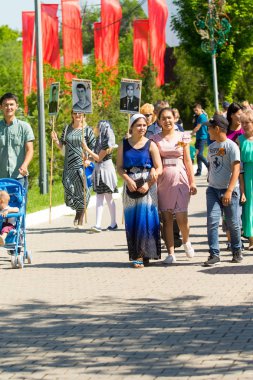 Shymkent, Kazakistan 9 Mayıs 2017: Ölümsüz alayı. Halk festivaller insan. Büyük Vatanseverlik Savaşı 1941-1945, Kızıl Ordu ve Sovyet halkının Zafer Bayramı.