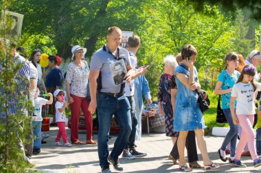 Shymkent, Kazakistan 9 Mayıs 2017: Ölümsüz alayı. Halk festivaller insan. Büyük Vatanseverlik Savaşı 1941-1945, Kızıl Ordu ve Sovyet halkının Zafer Bayramı.