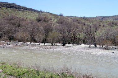 Nehir dağlarda, erken bahar
