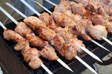 Kömüre pişmiş et şiş şiş üzerinde